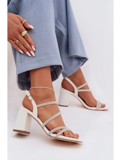 Dámské sandály na podpatku s pásky a kamínky Bílá model 22027976 - Boto Dámské sandály na podpatku s pásky a kamínky Bílá model 22027976 - Boto