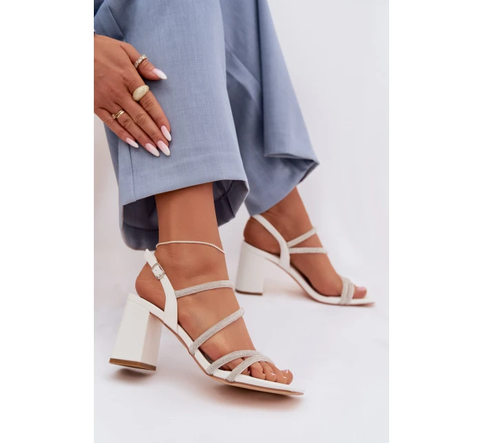 Dámské sandály na podpatku s pásky a kamínky Bílá model 22027976 - Boto Dámské sandály na podpatku s pásky a kamínky Bílá model 22027976 - Boto