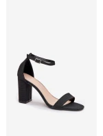 Lesklé sandály na podpatku Kavina – černé Lesklé sandály na podpatku Kavina – černé
