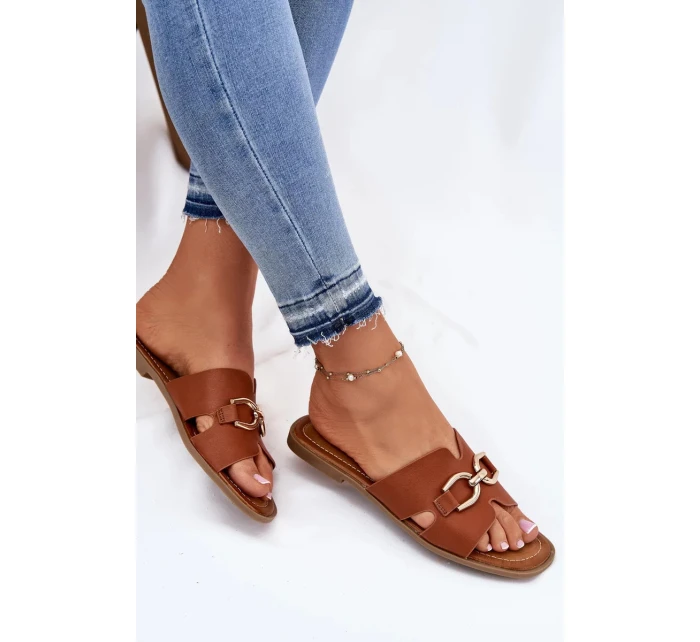 Dámské ploché pantofle s ozdobným detailem – camel