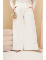 Dámské kalhoty Plus Size s širokou nohavicí a ozdobným květem v pase ecru