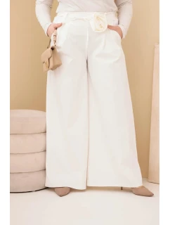 Dámské kalhoty Plus Size s širokou nohavicí a ozdobným květem v pase ecru