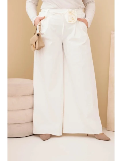 Dámské kalhoty Plus Size s širokou nohavicí a ozdobným květem v pase ecru