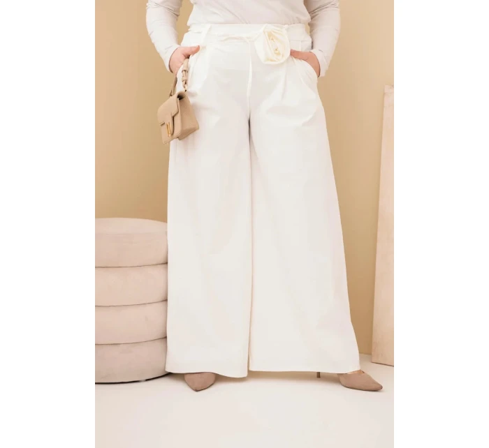 Dámské kalhoty Plus Size s širokou nohavicí a ozdobným květem v pase ecru