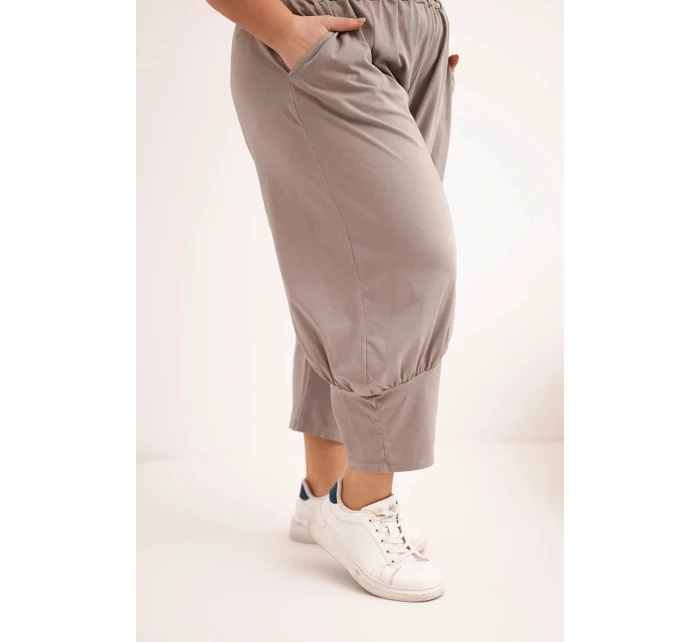 Dámské kalhoty Plus Size s nízkým model 21924475 a gumou v pase fango - K-Fashion