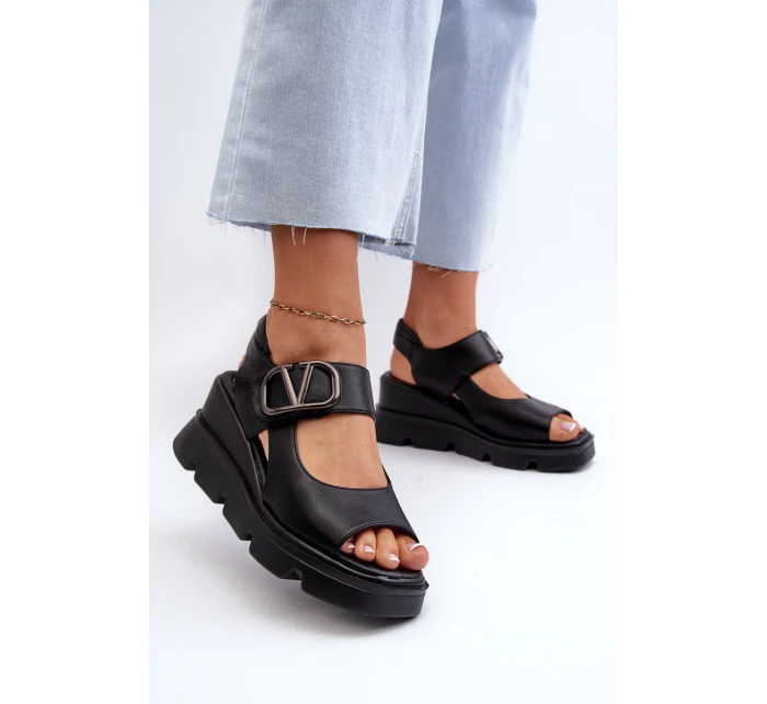 Dámské sandály na klínové podrážce a platformě z ekokože černé Triaola