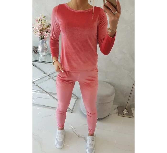 Velurová souprava s řasením na zadní straně malinová Velurová souprava s řasením na zadní straně malinová