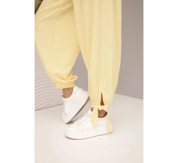 Dámské kalhoty s širokým nohavicím a zavazováním dole žluté