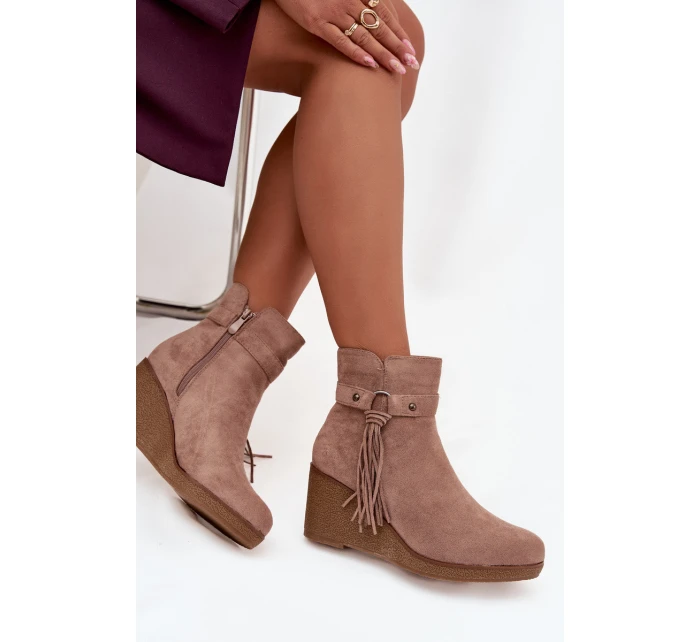 Zateplené dámské kotníkové boty na platformě s třásněmi béžové Olivarae Zateplené dámské kotníkové boty na platformě s třásněmi béžové Olivarae