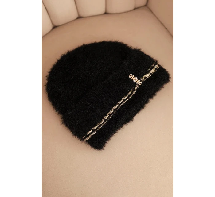 Dámská zimní čepice model 21441696 s perlami a ozdobným vzorem černá - K-Fashion Dámská zimní čepice model 21441696 s perlami a ozdobným vzorem černá - K-Fashion