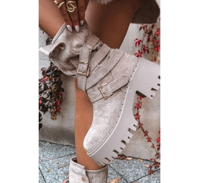 Dámské boty na podpatku s přezkami a páskem béžové model 21715455 - Boto