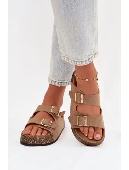 Dámské pantofle na korkové platformě se zlatými sponami tmavě béžové model 21919279 - EVENTO Dámské pantofle na korkové platformě se zlatými sponami tmavě béžové model 21919279 - EVENTO