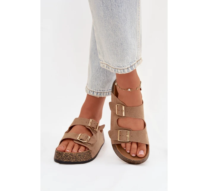 Dámské pantofle na korkové platformě se zlatými sponami tmavě béžové model 21919279 - EVENTO Dámské pantofle na korkové platformě se zlatými sponami tmavě béžové model 21919279 - EVENTO