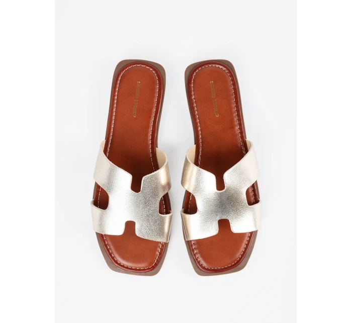 Krásné nazouváky dámské zlaté na plochém podpatku Krásné nazouváky dámské zlaté na plochém podpatku