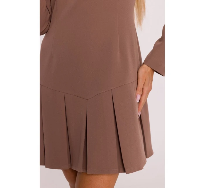 Šaty s záhyby mocca model 21295942 - Moe Šaty s záhyby mocca model 21295942 - Moe