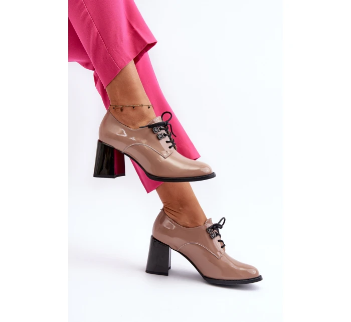 Dámské lakované polobotky na podpatku béžové model 21655430 - VINCEZA
