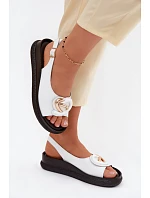 Kožené sandály na platformě s ozdobou model 22133571 Bílé - S.Barski