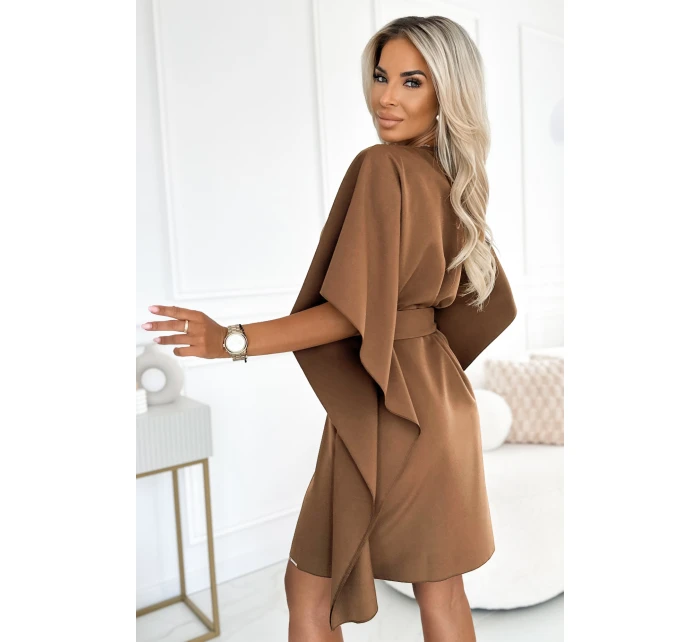 model 21731580 SOFIA Motýlí šaty se zavazováním v pase cappuccino - numoco model 21731580 SOFIA Motýlí šaty se zavazováním v pase cappuccino - numoco