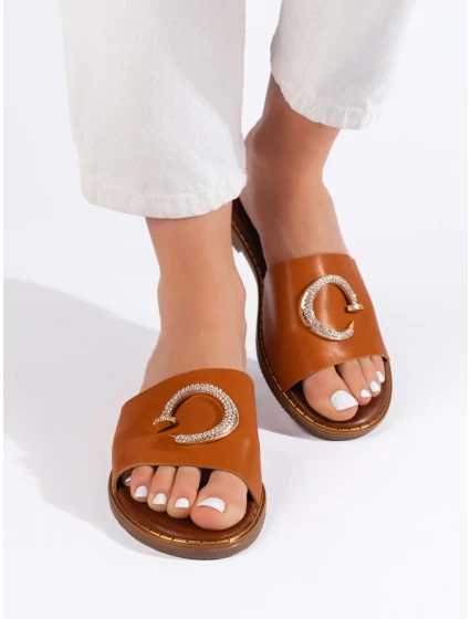 Komfortní hnědé dámské nazouváky na plochém podpatku Komfortní hnědé dámské nazouváky na plochém podpatku