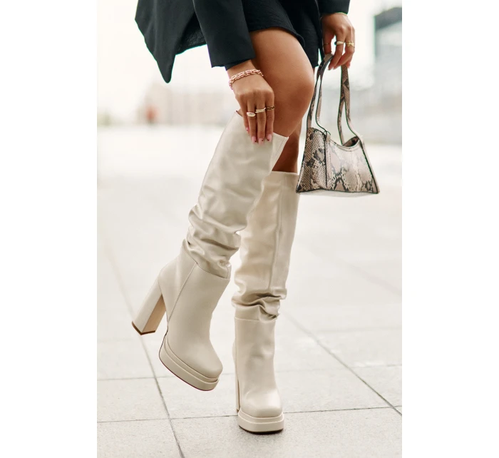 Nazouvací kozačky na podpatku a platformě s nařasením zateplené světle béžové model 21677834 - Boto Nazouvací kozačky na podpatku a platformě s nařasením zateplené světle béžové model 21677834 - Boto