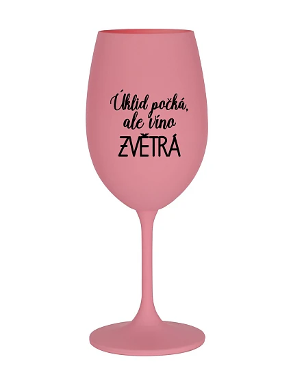ÚKLID POČKÁ, ALE VÍNO ZVĚTRÁ - růžová sklenice na víno 350 ml ÚKLID POČKÁ, ALE VÍNO ZVĚTRÁ - růžová sklenice na víno 350 ml