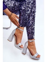 Lesklé Sandály Na Mohutném Podpatku Stříbrné Calmi Lesklé Sandály Na Mohutném Podpatku Stříbrné Calmi