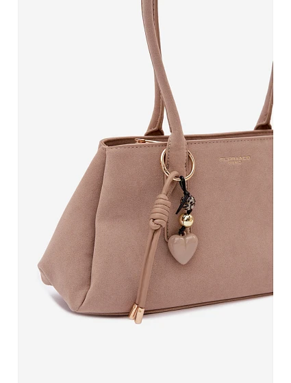 Eko semišová kabelka s přívěskem Béžová model 22111610 - Flora&Co Eko semišová kabelka s přívěskem Béžová model 22111610 - Flora&Co