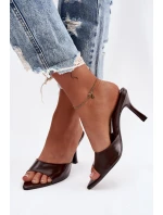 Lakované dámské nazouváky na podpatku čokoládové model 21918908 - Boto Lakované dámské nazouváky na podpatku čokoládové model 21918908 - Boto