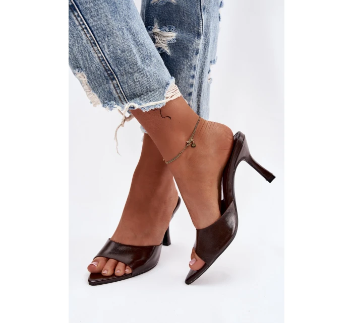 Lakované dámské nazouváky na podpatku čokoládové model 21918908 - Boto Lakované dámské nazouváky na podpatku čokoládové model 21918908 - Boto