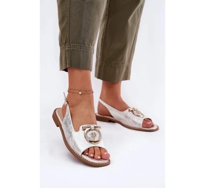 Elegantní sandály s ozdobou na plochém podpatku model 21698192 stříbrné - S.Barski Elegantní sandály s ozdobou na plochém podpatku model 21698192 stříbrné - S.Barski