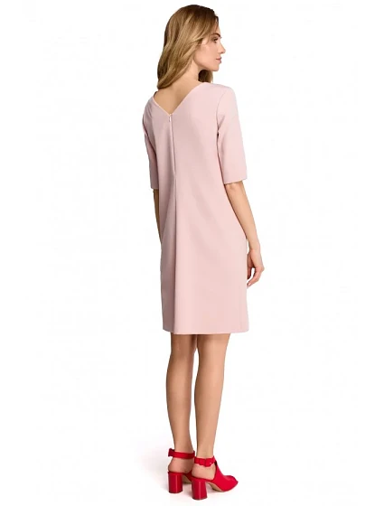 šaty s výstřihem do V na zádech pudrové model 18001800 - STYLOVE šaty s výstřihem do V na zádech pudrové model 18001800 - STYLOVE