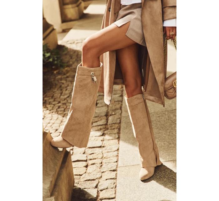 Dámské kozačky na platformě s páskem a stříbrným detailem béžové Korivelle Dámské kozačky na platformě s páskem a stříbrným detailem béžové Korivelle