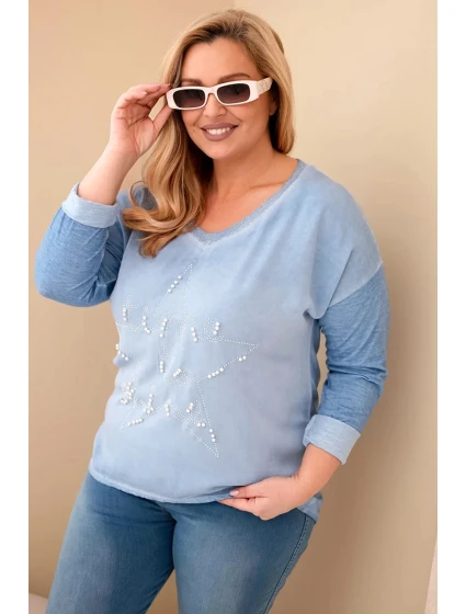 Dámská blůza Plus Size s nápisem a perličkami v modré barvě jeansová Dámská blůza Plus Size s nápisem a perličkami v modré barvě jeansová