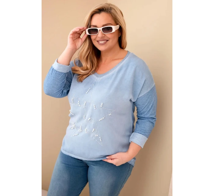 Dámská blůza Plus Size s nápisem a perličkami v modré barvě jeansová Dámská blůza Plus Size s nápisem a perličkami v modré barvě jeansová