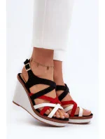 Černé sandály Ellen model 20450434 na klínu - Kesi Černé sandály Ellen model 20450434 na klínu - Kesi