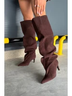 Dámské kozačky na jehlovém podpatku bez zapínání v čokoládové barvě model 21707734 - Boto