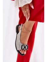 Ploché sandály s ozdobou z eko kůže stříbrné model 21692884 - Boto Ploché sandály s ozdobou z eko kůže stříbrné model 21692884 - Boto