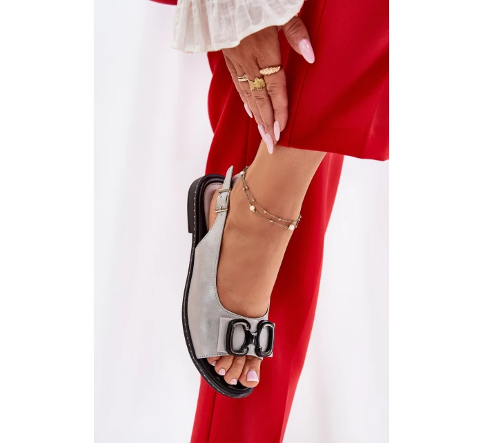 Ploché sandály s ozdobou z eko kůže stříbrné model 21692884 - Boto Ploché sandály s ozdobou z eko kůže stříbrné model 21692884 - Boto