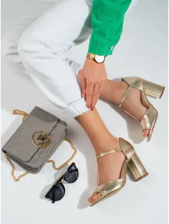 Trendy zlaté dámské sandály na širokém podpatku