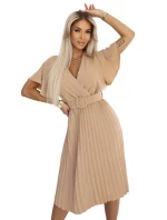Plisované midi šaty s obálkovým výstřihem a širokým páskem model 21210352 - numoco basic Plisované midi šaty s obálkovým výstřihem a širokým páskem model 21210352 - numoco basic