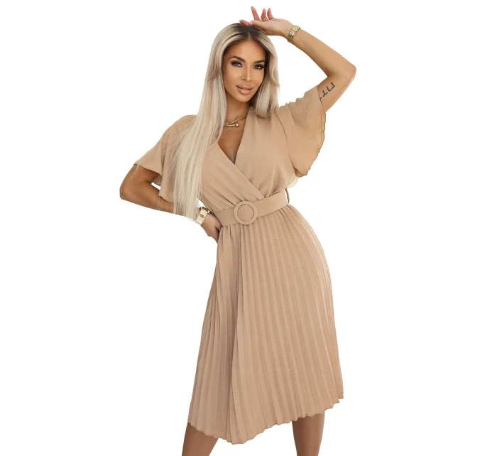 Plisované midi šaty s obálkovým výstřihem a širokým páskem model 21210352 - numoco basic Plisované midi šaty s obálkovým výstřihem a širokým páskem model 21210352 - numoco basic