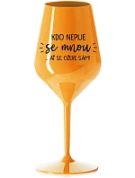 KDO NEPIJE SE MNOU...AŤ SE OŽERE SÁM! - oranžová nerozbitná sklenice na víno 470 ml