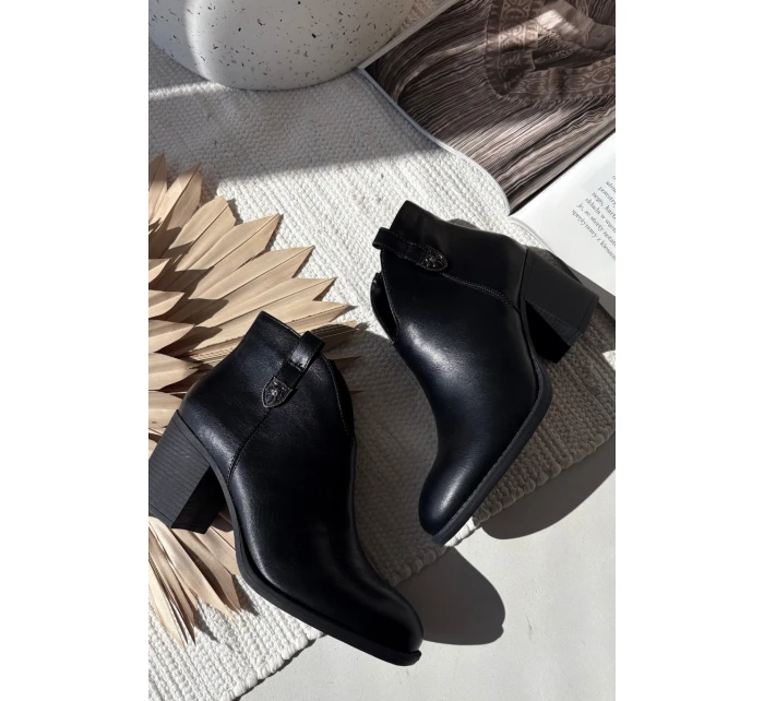 Zateplené dámské kotníkové boty na podpatku z ekokůže černé Talienne