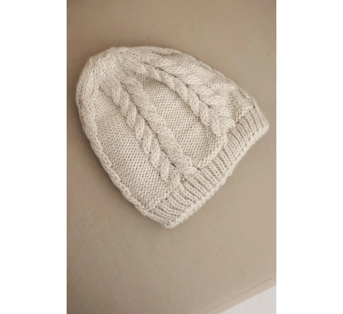Dámská zimní čepice z vlny s pleteným vzorem K452 béžová Dámská zimní čepice z vlny s pleteným vzorem K452 béžová