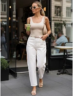 Dámské džíny mom fit s páskem a vysokým sedem bílé FashionStreet UY3062 Dámské džíny mom fit s páskem a vysokým sedem bílé FashionStreet UY3062