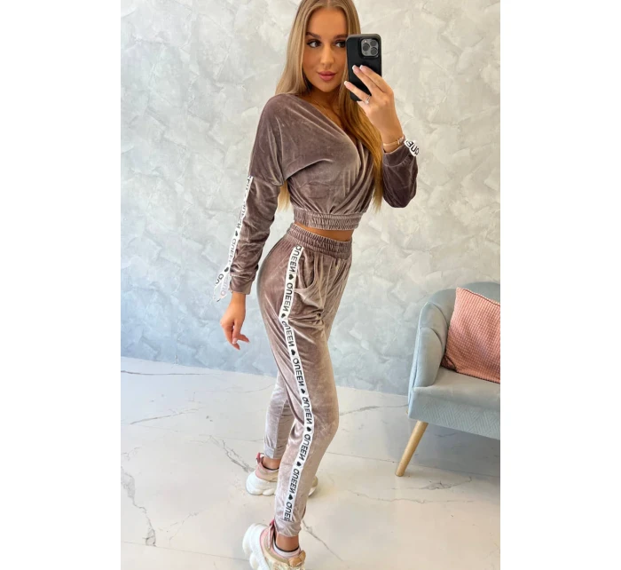 Velurová souprava s nápisem Queen grey