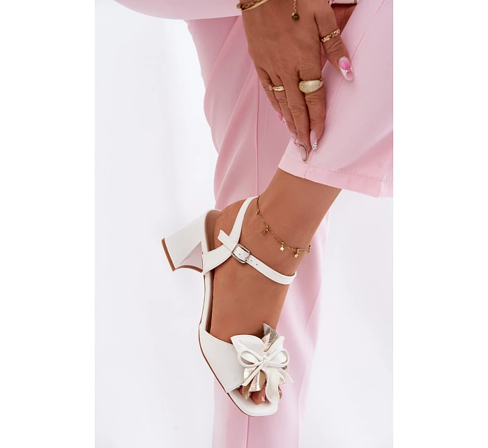 Dámské sandály na podpatku s ozdobným květem model 22100079 bílé - VINCEZA