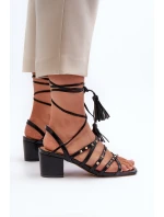 Šněrovací sandály na nízkém podpatku zdobené špendlíky černé Chrisele Šněrovací sandály na nízkém podpatku zdobené špendlíky černé Chrisele