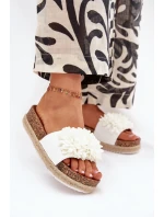 Dámské pantofle na platformě s ozdobnými květinami – bílé