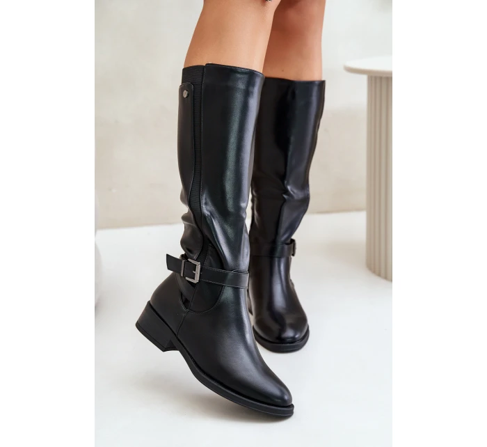 Dámské zateplené kozačky na plochém podpatku se zlatou sponou černé model 21671225 - Boto Dámské zateplené kozačky na plochém podpatku se zlatou sponou černé model 21671225 - Boto